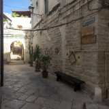 Svoltiamo alla seconda strada a sinistra, via Santa Margherita...